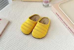 Zapatillas cerradas tejidas amarillas para niños con un diseño de malla transpirable