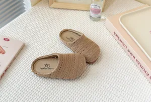 Vista detallada de los zuecos tejidos transpirables para niños en color beige
