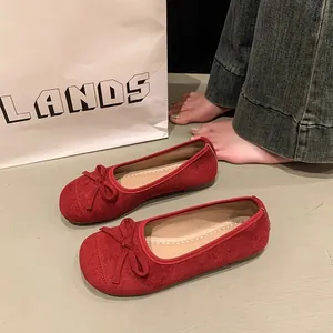 Ballerine da donna in pelle scamosciata rossa con fiocco e comodo design slip-on