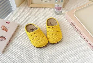 Vista detallada de zapatillas tejidas amarillas huecas y transpirables para niñas.