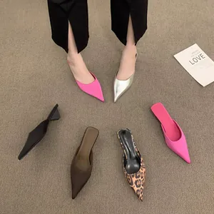 Detailansicht spitzer Mules in Pink Silber Leopard und Braun mit Blockabsatz