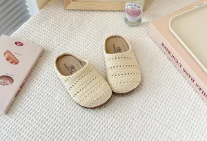 Detalle del tejido hueco beige en los zuecos de verano transpirables para niños
