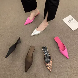 Detailansicht von stilvollen Mules mit spitzer Zehenpartie in Pink Silber und Leopard