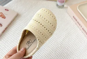 Primer plano de pantuflas infantiles tejidas beige transpirables con suela suave