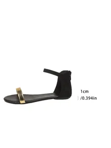 Dettaglio di sandalo basso nero con suola da 1 cm e cinturino dorato alla moda chic