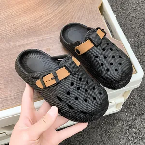 Sabots d'été noirs pour enfants avec sangles à boucle marron réglables et antidérapants