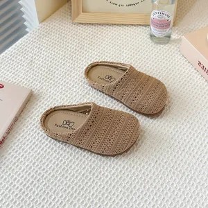 Zuecos tejidos transpirables para niños con diseño calado elegante y suela suave para el verano.