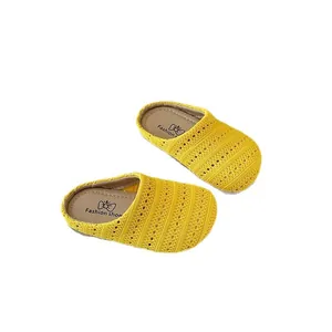 Pantuflas amarillas tejidas huecas y transpirables para niñas con suela blanda y cómoda