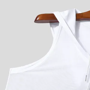 Detailaufnahme des weißen Mesh-Sport-Tops mit atmungsaktivem Stoff und Kordelzug