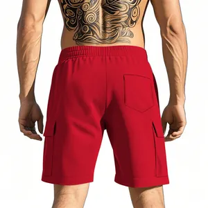 Rückansicht der roten Herren-Cargo-Shorts mit funktionellem Multi-Pocket-Design