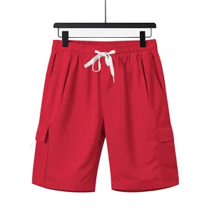 Hochwertige Detailansicht der roten Sport-Cargoshorts für Herren mit weißem Tunnelzug