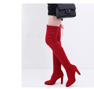 Rote Overknee-Stiefel aus Wildleder mit Blockabsatz und spitzer Zehenpartie.