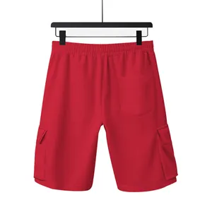 Detailansicht der roten Sport-Cargoshorts mit Multi-Taschen-Design auf weißem Hintergrund.