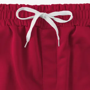 Detailansicht der roten Sportshorts für Herren mit Gummibund und weißem Kordelzug.