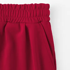 Detailansicht der roten Sportshorts mit elastischem Bund und verstärkten Taschennähten