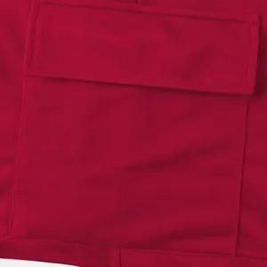 Nahaufnahme einer tiefroten Cargotasche an atmungsaktiven Sportshorts für Männer.