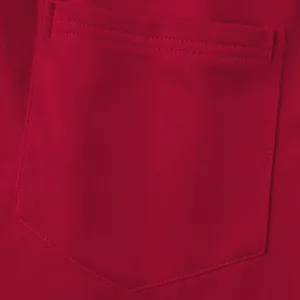 Nahaufnahme der robusten Taschennähte an roten, atmungsaktiven Herren-Sportshorts.