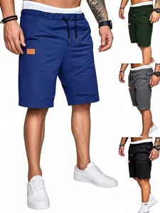 Dettaglio di pantaloncini cargo da uomo con coulisse in vita disponibili in vari colori