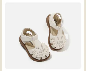 Vista detallada de lindas sandalias beige para niñas con orejas de conejo y bordado LOVE