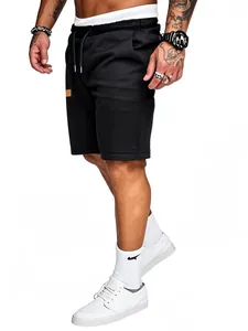 Vista laterale di pantaloncini sportivi neri da uomo con coulisse in vita su modello