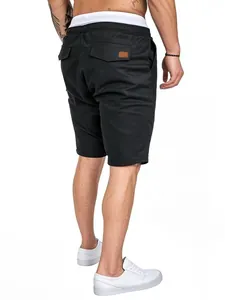 Vista posteriore dettagliata di pantaloncini cargo neri da uomo con dettagli tasche