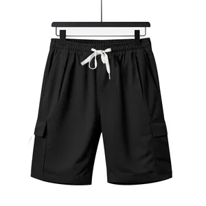 Detailansicht der schwarzen Cargo-Shorts mit praktischem elastischem Bund und Kordelzug