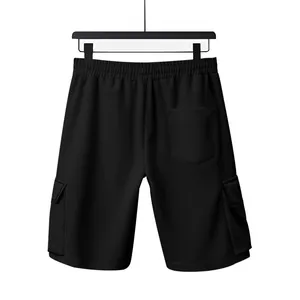 Rückansicht schwarze Herren Cargo-Sportshorts mit mehreren Taschen und Gummibund
