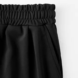 Detailansicht des elastischen Bunds und der Tasche an schwarzen Sportschorts
