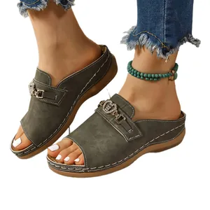 Eleganti sandali spuntati da donna con decoro a cuore in metallo e suole con zeppa.