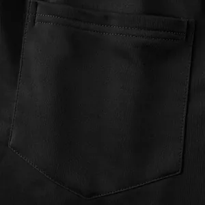 Makrodetail der verstärkten Taschennähte an schwarzen atmungsaktiven Herren-Sportshorts.