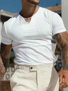 Κοντινό πλάνο λευκού ανδρικού T-shirt slim fit με λαιμόκοψη V σε εξωτερικό χώρο