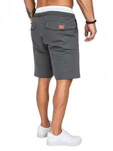 Vista posteriore di pantaloncini cargo grigi da uomo con vita elastica e tasca