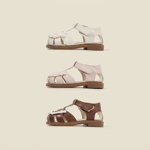 Sandalias de verano para niñas pequeñas con detalles de encaje y cierre de velcro