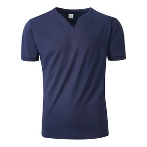 Λεπτομερής προβολή ανδρικού αθλητικού T-shirt σε μπλε χρώμα με λαιμόκοψη V.