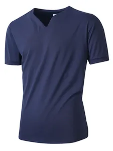 Λεπτομερής άποψη ανδρικού αθλητικού t-shirt σε ναυτικό μπλε με μοναδικό λαιμόκοψη V