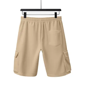 Detailansicht der khakifarbenen Cargo-Sportshorts mit Rück- und Seitentaschenklappen.