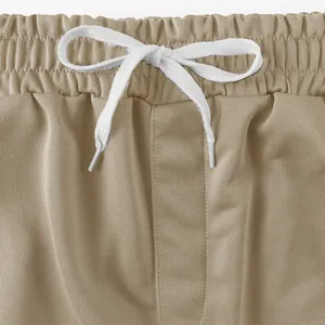 Detailaufnahme einer Herren-Sporthose mit elastischem Bund und weißem Kordelzug.