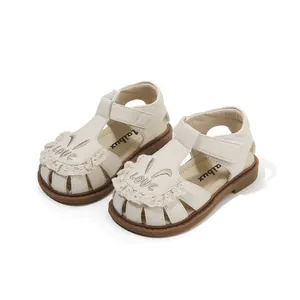 Sandalias crema para niñas pequeñas con volantes de encaje y bordado de orejas de conejo