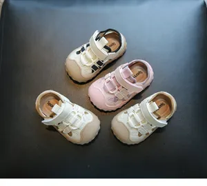 Detailansicht von oben: atmungsaktive Baby-Lauflernsandalen aus Netzstoff in Rosa und Creme
