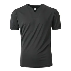 Λεπτομερής κοντινή όψη ανδρικού μαύρου t-shirt με εγκοπή λαιμόκοψης και ελαστικό ύφασμα