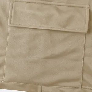 Detaillierte Makroansicht einer Cargo-Tasche mit Klappe an atmungsaktiven Khaki-Sportshorts