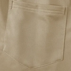 Detailansicht der robusten aufgesetzten Tasche und der feinen Nähte an Khaki-Cargoshorts.