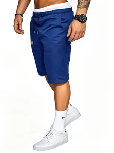 Vista laterale professionale di pantaloncini cargo blu da uomo con coulisse e vestibilità