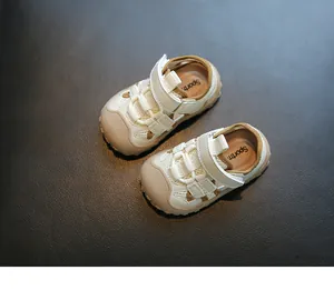 Detailansicht der atmungsaktiven beigen Lauflernsandalen für Kleinkinder mit Mesh