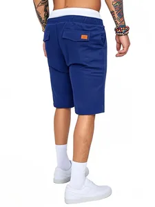 Vista posteriore dettagliata di pantaloncini cargo blu da uomo con tasche e patch