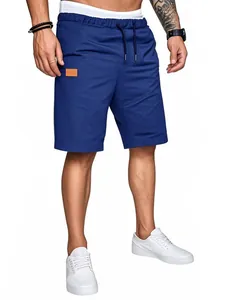 Primo piano di pantaloncini cargo da uomo blu navy con coulisse e toppa arancione