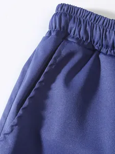 Primo piano dettagliato che mostra l'elastico in vita e la tasca dei pantaloncini cargo blu