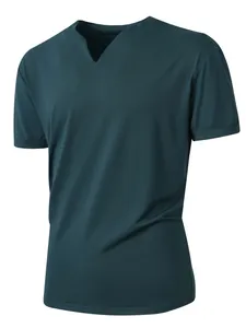Κοντινό πλάνο ανδρικού αθλητικού T-shirt με μοναδικό σχέδιο λαιμόκοψης V και εφαρμογή