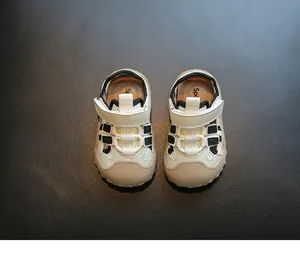 Detailansicht atmungsaktiver Babysandalen mit Klettverschluss und Zehenschutz design