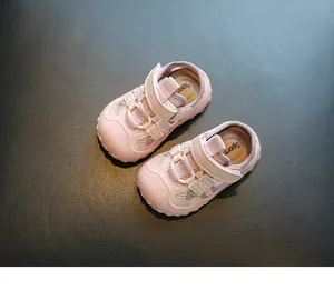 Draufsicht auf rosa atmungsaktive Kleinkindsandalen mit Mesh-Gewebe und Klettverschluss